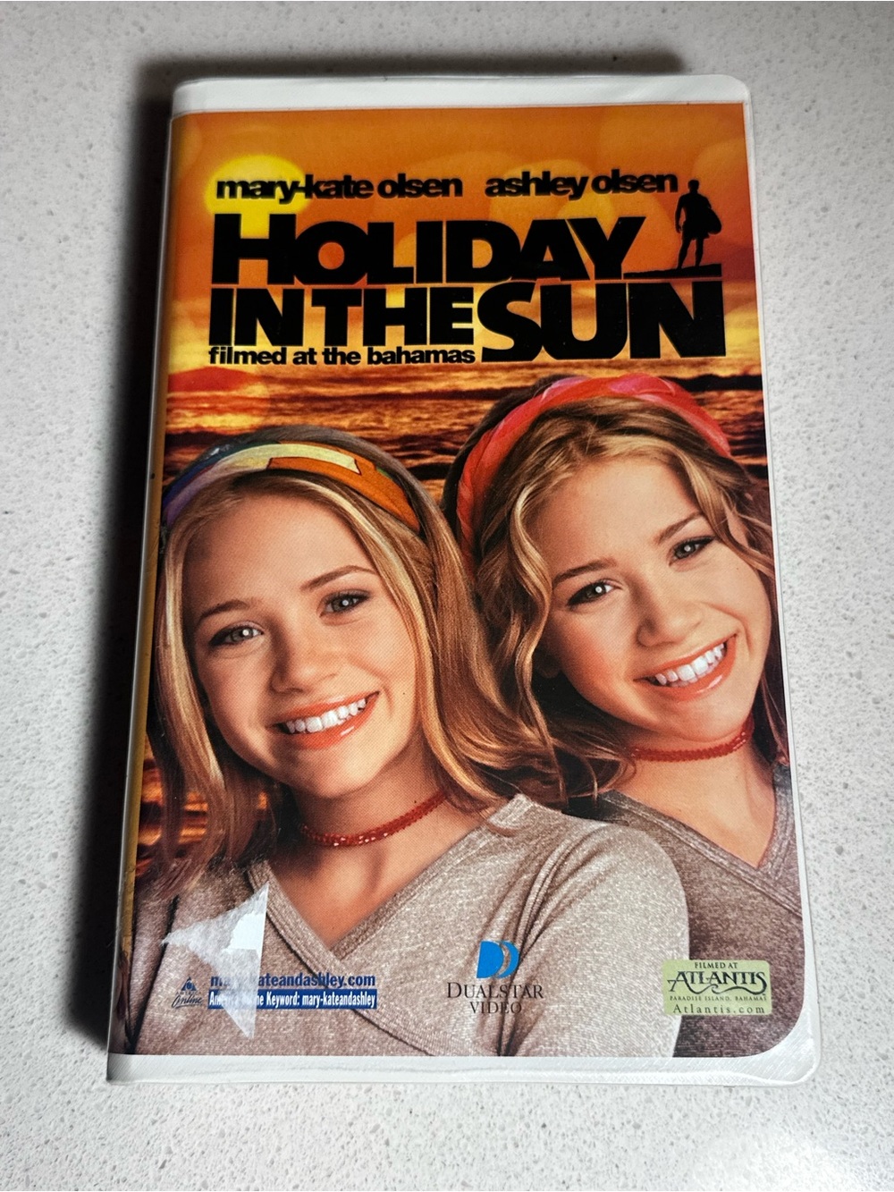 Mary-Kate and Ashley Holiday in the Sun VHS- Excellent Condition